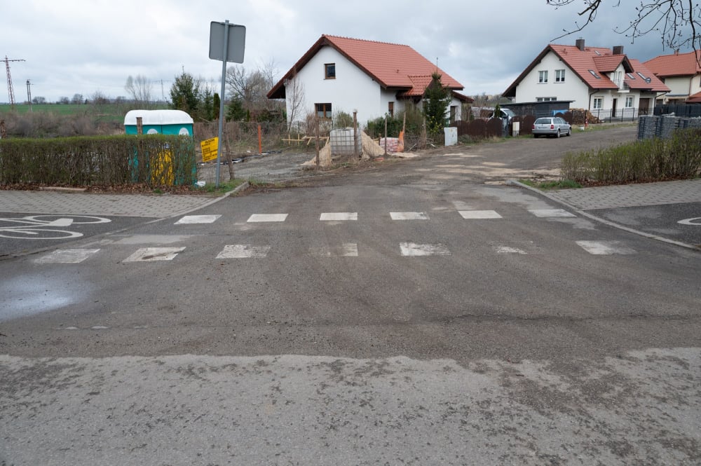 Przez lata zakładali kalosze, by wyjść z domu. Mieszkańcy ul. Myśliborskiej w Jaworze odetchnęli z ulgą - Tak do tej pory wyglądała ul. Myśliborska w Jaworze. Jak wygląda teraz?