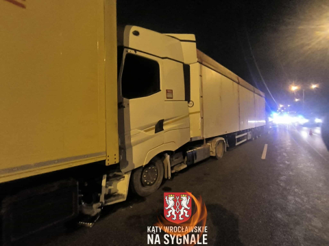 Karambol na AOW. Zderzyły się trzy ciężarówki i samochód osobowy [ZDJĘCIA] - 0