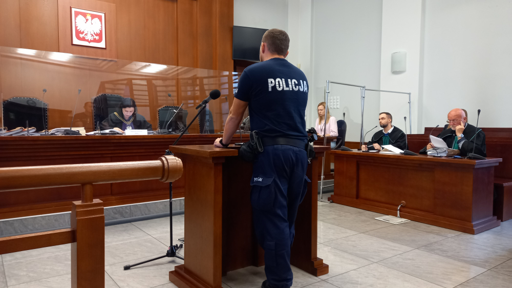 W legnickiej palmiarni padły egzotyczne zwierzęta. Czworgu pracownikom grozi do 3 lat więzienia - Legnicki policjant zeznający w Sądzie Rejonowym w Legnicy.