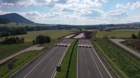 Kiedy czeska autostrada D11 połączy się z trasą S3? Tak wyglądają postępy prac [ZDJĘCIA] - 0