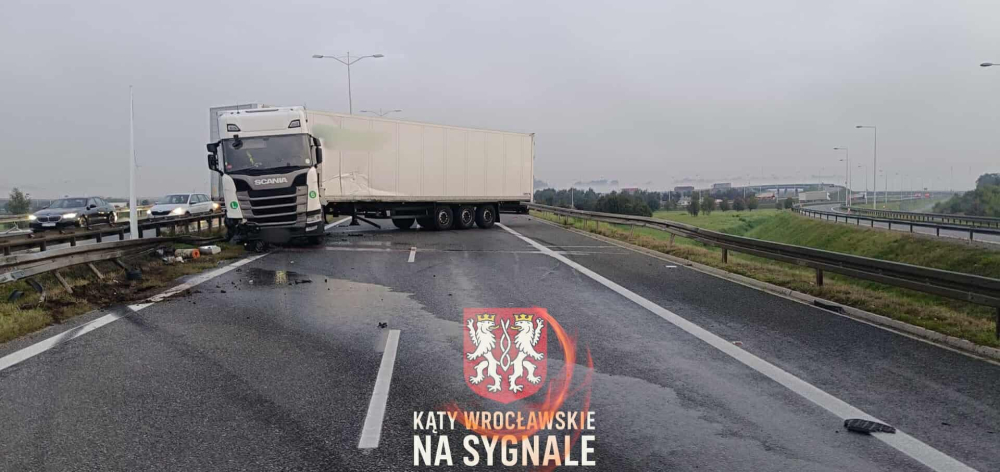 Ciężarówka zablokowała trasę S8 w kierunku Warszawy. Kierowca miał dwa promile alkoholu - Ciężarówka zablokowała trasę S8. Pod Wrocławiem tworzą się ogromne korki. 