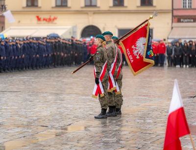 Chcą pomagać innym i dawać dobry przykład. Zobaczcie ślubowanie uczni&oacute;w klas mundurowych