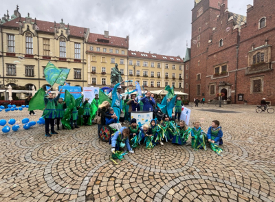 Na wrocławskim Rynku świętowali Światowy Dzień Hospicj&oacute;w i Opieki Paliatywnej