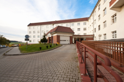 Emerytowany major nękał fizjoterapeutki? Były pracownik szpitala usłyszał zarzuty