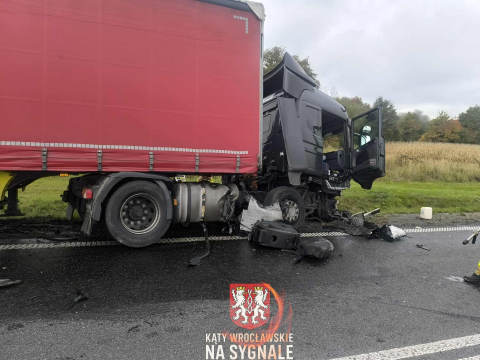 Czołowe zderzenie osobówki i tira na obwodnicy Wrocławia. Droga była całkowicie zablokowana - 0