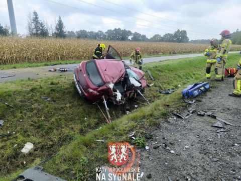 Czołowe zderzenie osobówki i tira na obwodnicy Wrocławia. Droga była całkowicie zablokowana - 9