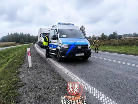Czołowe zderzenie osobówki i tira na obwodnicy Wrocławia. Droga była całkowicie zablokowana - 10