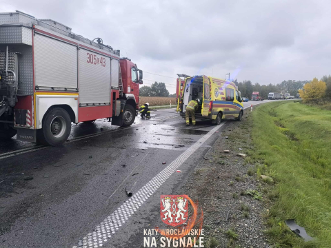 Czołowe zderzenie osobówki i tira na obwodnicy Wrocławia. Droga była całkowicie zablokowana - 11