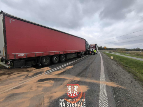 Czołowe zderzenie osobówki i tira na obwodnicy Wrocławia. Droga była całkowicie zablokowana - 13