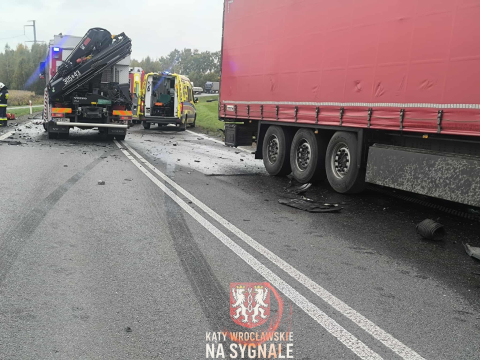 Czołowe zderzenie osobówki i tira na obwodnicy Wrocławia. Droga była całkowicie zablokowana - 2