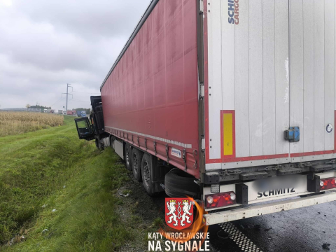 Czołowe zderzenie osobówki i tira na obwodnicy Wrocławia. Droga była całkowicie zablokowana - 3