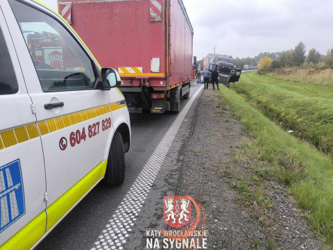 Czołowe zderzenie osobówki i tira na obwodnicy Wrocławia. Droga była całkowicie zablokowana - 5