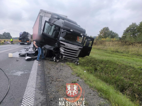 Czołowe zderzenie osobówki i tira na obwodnicy Wrocławia. Droga była całkowicie zablokowana - 6