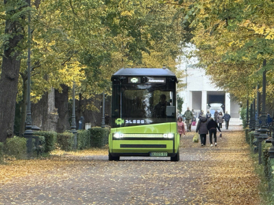 Autonomiczny minibus już jeździ po Cmentarzu Osobowickim. Mamy zdjęcia i wideo