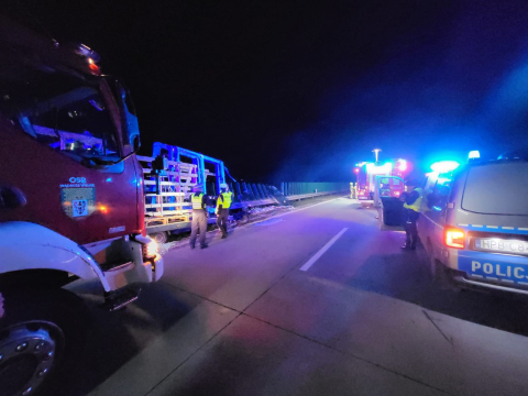 Szyby rozsypane na autostradzie A4. Nocna kolizja mogła skończyć się tragicznie - 0