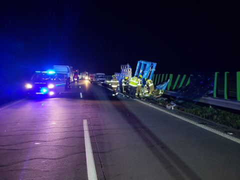 Szyby rozsypane na autostradzie A4. Nocna kolizja mogła skończyć się tragicznie - 1