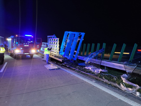 Szyby rozsypane na autostradzie A4. Nocna kolizja mogła skończyć się tragicznie - 4