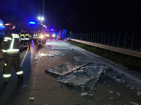 Szyby rozsypane na autostradzie A4. Nocna kolizja mogła skończyć się tragicznie - 6