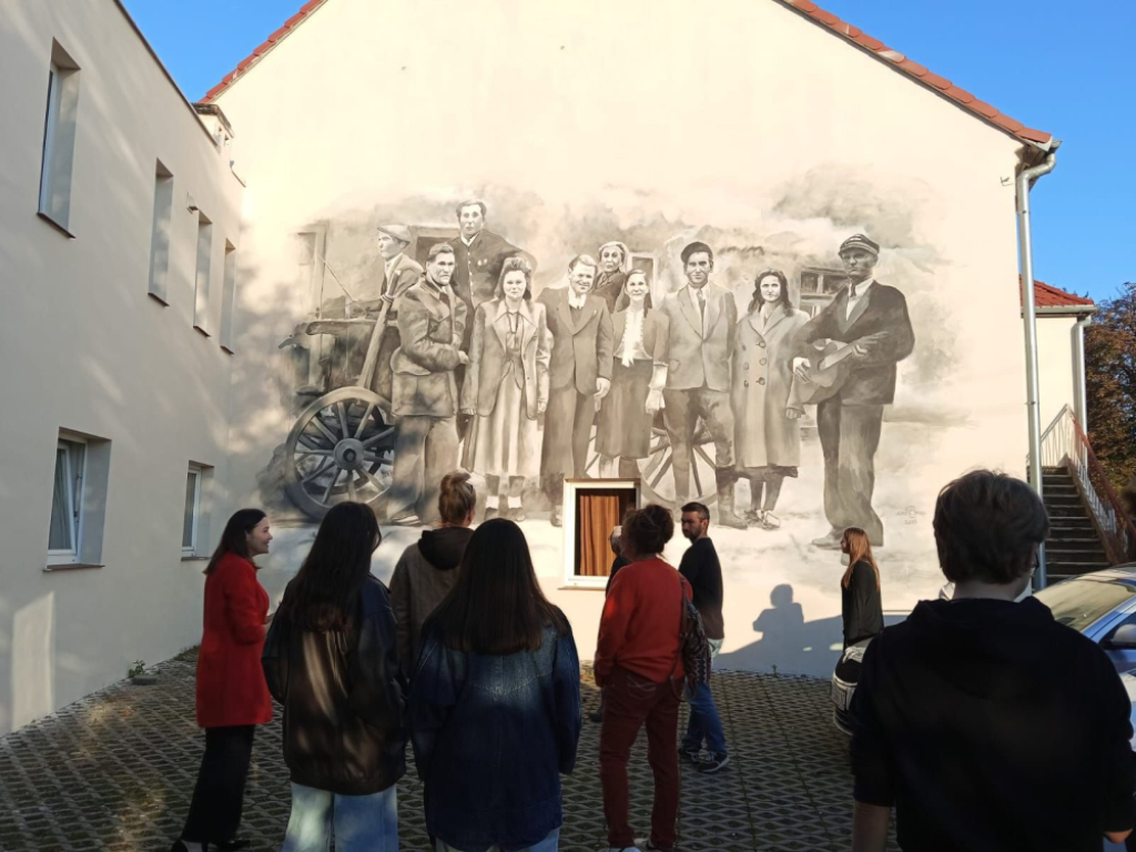 Z fotografii na scenę. Teatr sprzed 78 lat wrócił do życia – Historia zatoczyła koło. W Siedliskach znów grają amatorzy