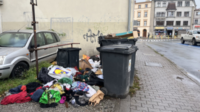 Śmieci zniknęły po montażu kamer. Gmina Wleń walczy z podrzucaniem odpad&oacute;w