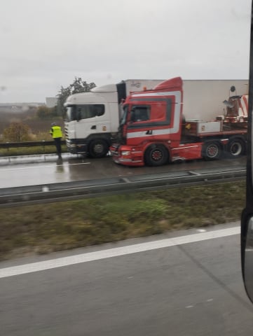 Zderzenie dwóch ciężarówek na A4 pod Legnicą. Autostrada była zablokowana - 3