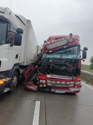 Zderzenie dwóch ciężarówek na A4 pod Legnicą. Autostrada była zablokowana - 0