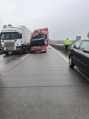 Zderzenie dwóch ciężarówek na A4 pod Legnicą. Autostrada była zablokowana - 1