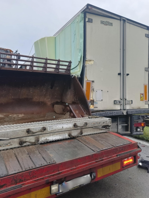 Zderzenie dwóch ciężarówek na A4 pod Legnicą. Autostrada była zablokowana - 2
