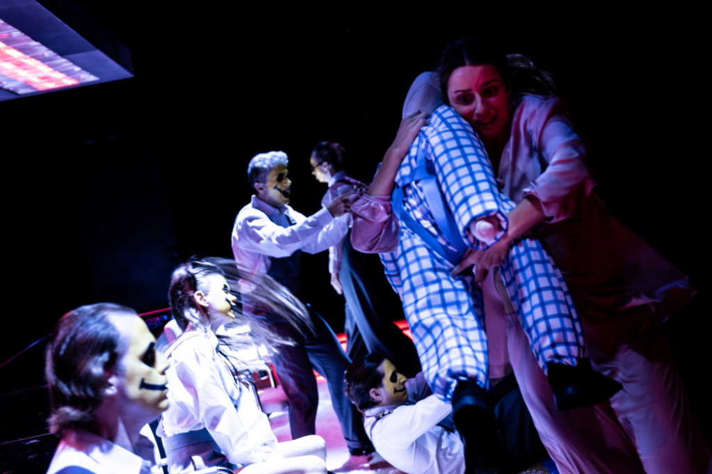 We Wrocławiu wystawiają sztukę inspirowaną realnymi dramatami uchodźców - Nowa sztuka Magdaleny Drab w Teatrze Współczesnym