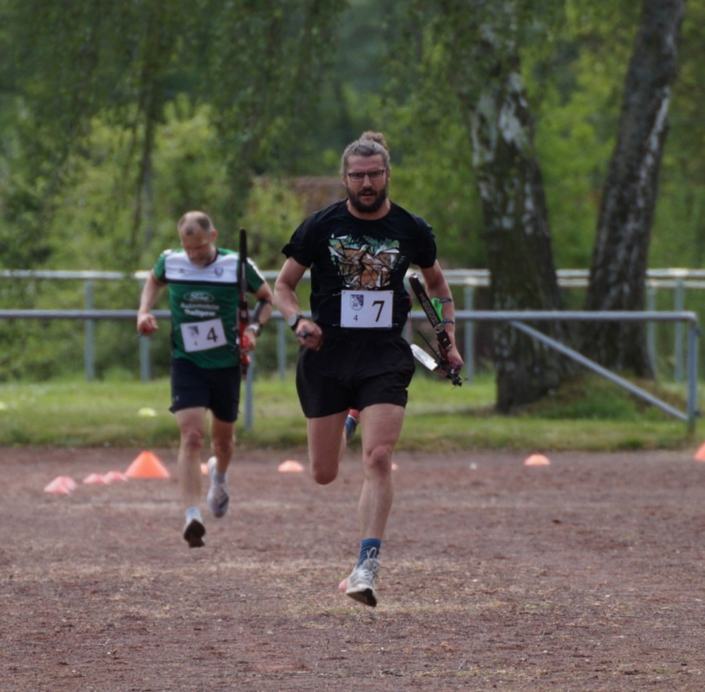 Chwalimy swoje: Łukasz Łuniewski, mistrz, który biega z łukiem - Łukasz Łuniewski podczas zawodów.
