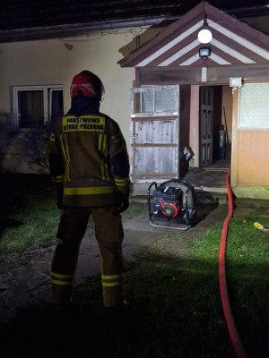 Pożar domu w powiecie jaworskim. Dwie butle z gazem wyniesione przez strażaków! [ZDJĘCIA] - 0