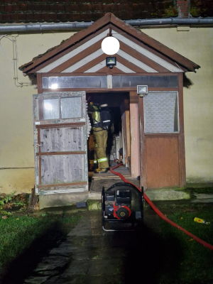 Pożar domu w powiecie jaworskim. Dwie butle z gazem wyniesione przez strażaków! [ZDJĘCIA] - 2