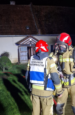 Pożar domu w powiecie jaworskim. Dwie butle z gazem wyniesione przez strażaków! [ZDJĘCIA] - 6