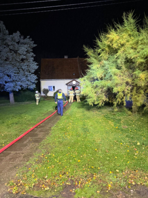 Pożar domu w powiecie jaworskim. Dwie butle z gazem wyniesione przez strażaków! [ZDJĘCIA] - 8