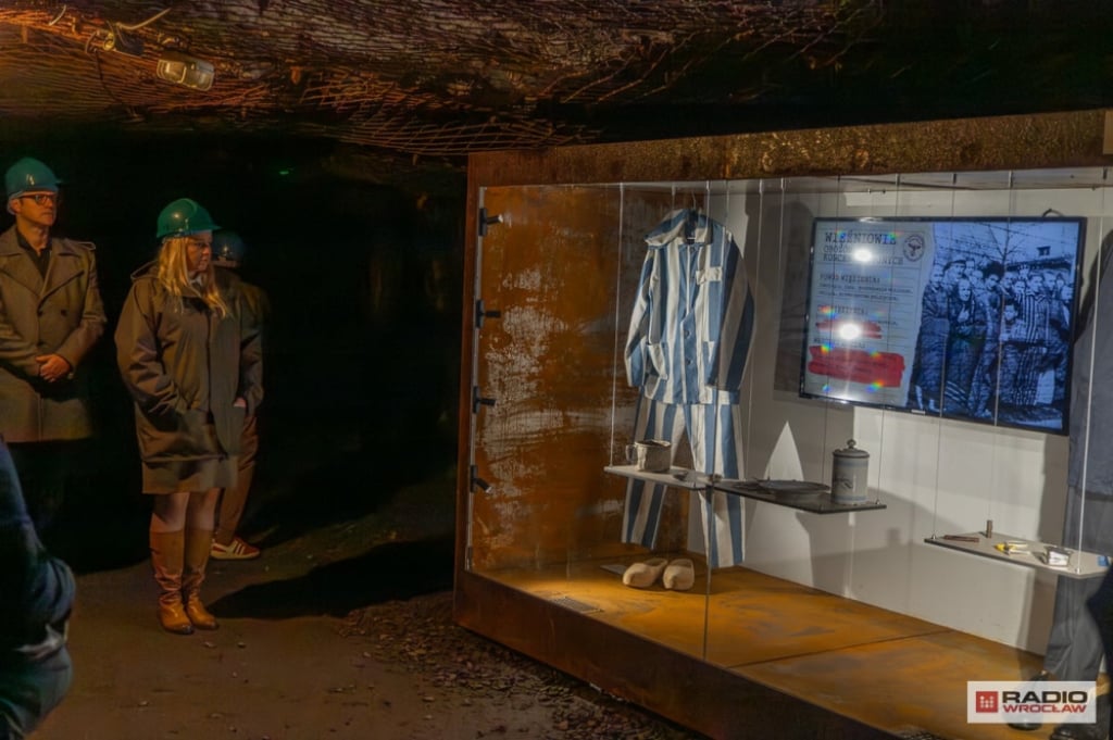 Nowa ścieżka dydaktyczna w Podziemnym Mieście Osówka. Upamiętnia tych, którzy drążyli korytarze – W Podziemnym Mieście Osówka powstała nowa ścieżka dydaktyczna poświęcona więźniom i pracownikom przymusowym, którzy drążyli podziemne korytarze.
