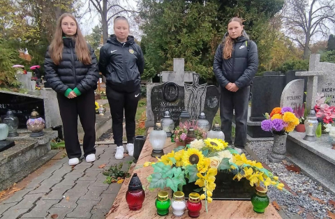 Zawodniczki i zawodnicy Akademii Śląska odwiedzili groby zasłużonych dla WKS-u - 4