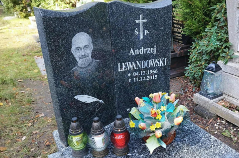 Zawodniczki i zawodnicy Akademii Śląska odwiedzili groby zasłużonych dla WKS-u - 6