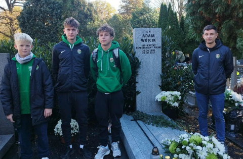 Zawodniczki i zawodnicy Akademii Śląska odwiedzili groby zasłużonych dla WKS-u - 7