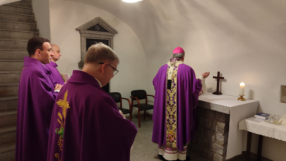 Abp Kupny modlił się za zmarłych biskupów w podziemiach wrocławskiej katedry - Pamięć i modlitwa w podziemiach katedry św. Jana Chrzciciela