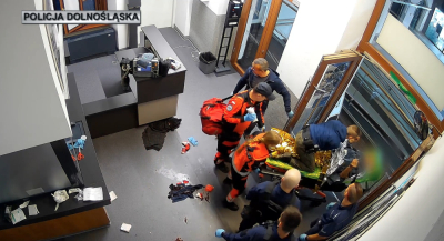 Starszy mężczyzna wykrwawiał się na wrocławskim dworcu. Uratował go policjant [WIDEO]