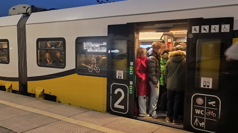 Przepełnione pociągi na Swojczycach. Koleje Dolnośląskie przyznają: Nie możemy wydłużyć składów - 1
