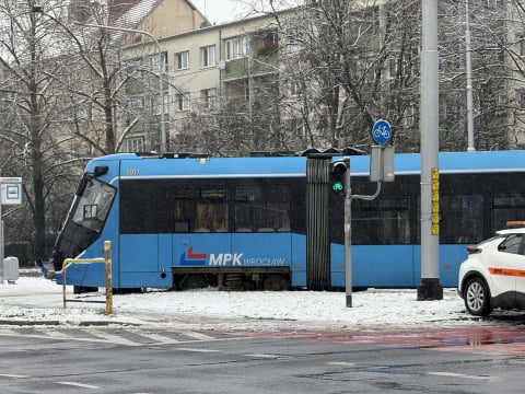 Uciekając przed policją zderzyli się z tramwajem. W bagażniku mieli związanego 34-latka. Mężczyzna nie żyje [FILM] - 9