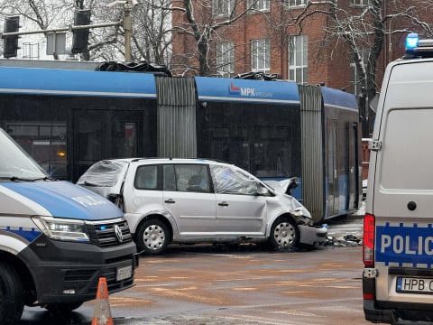 Uciekając przed policją zderzyli się z tramwajem. W bagażniku mieli związanego 34-latka. Mężczyzna nie żyje [FILM] - 10