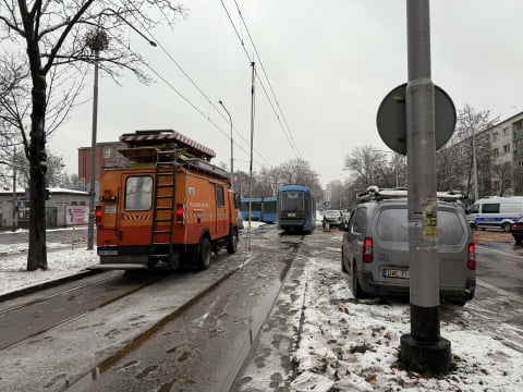 Uciekając przed policją zderzyli się z tramwajem. W bagażniku mieli związanego 34-latka. Mężczyzna nie żyje [FILM] - 11
