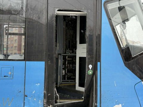 Uciekając przed policją zderzyli się z tramwajem. W bagażniku mieli związanego 34-latka. Mężczyzna nie żyje [FILM] - 13