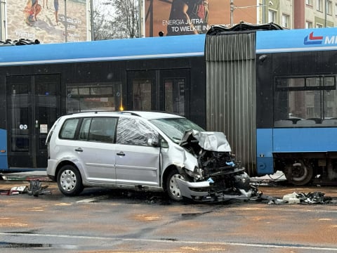 Uciekając przed policją zderzyli się z tramwajem. W bagażniku mieli związanego 34-latka. Mężczyzna nie żyje [FILM] - 14
