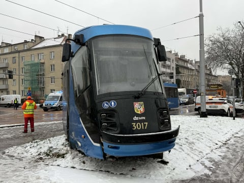 Uciekając przed policją zderzyli się z tramwajem. W bagażniku mieli związanego 34-latka. Mężczyzna nie żyje [FILM] - 15