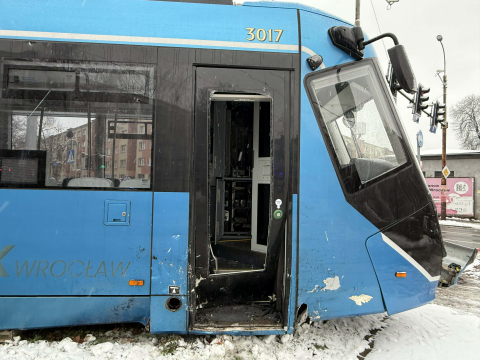 Uciekając przed policją zderzyli się z tramwajem. W bagażniku mieli związanego 34-latka. Mężczyzna nie żyje [FILM] - 16