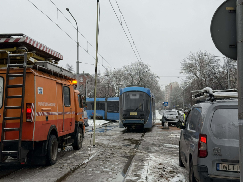 Uciekając przed policją zderzyli się z tramwajem. W bagażniku mieli związanego 34-latka. Mężczyzna nie żyje [FILM] - 8