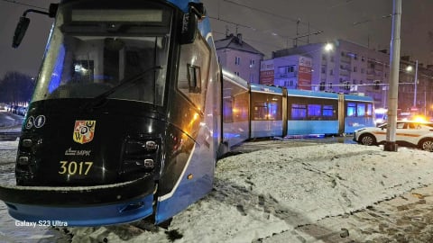 Uciekając przed policją zderzyli się z tramwajem. W bagażniku mieli związanego 34-latka. Mężczyzna nie żyje [FILM] - 0